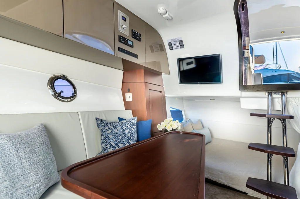 Saloon and dinette of the Schaefer 375 HT
