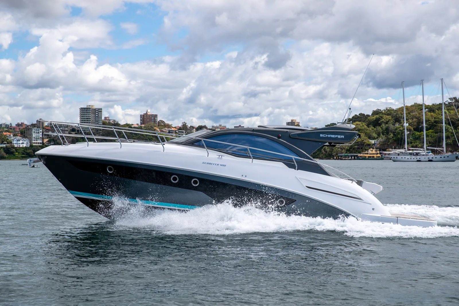 Schaefer 400 at speed on Sydney Harbour