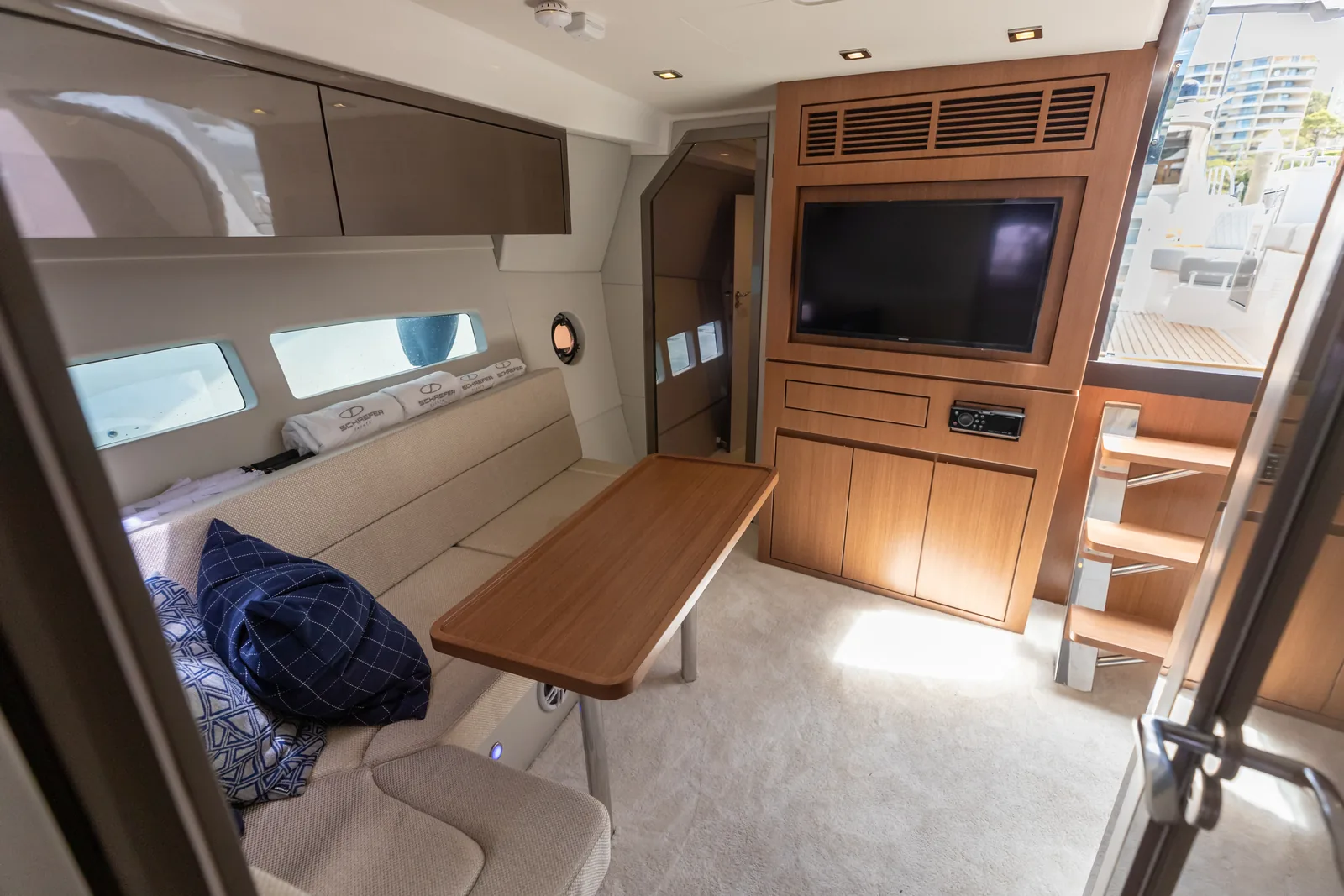 Saloon of the Schaefer 400 with lounge and entertainment unit