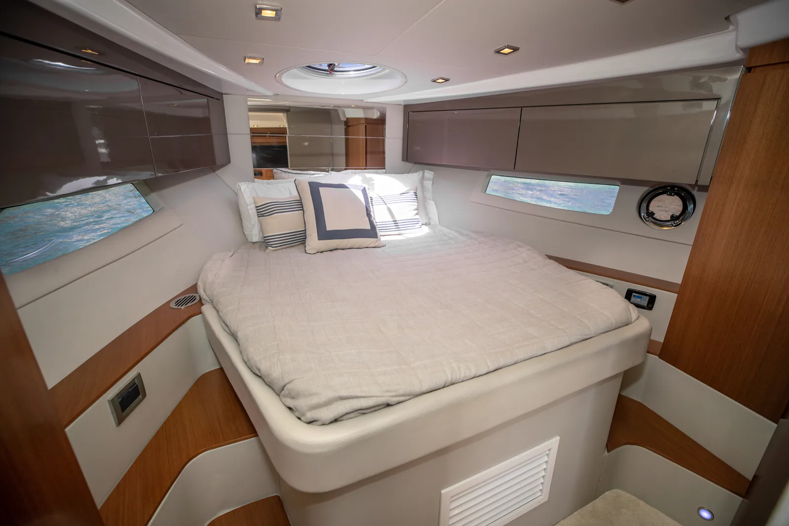 Master cabin of the Schaefer 400 with island bed
