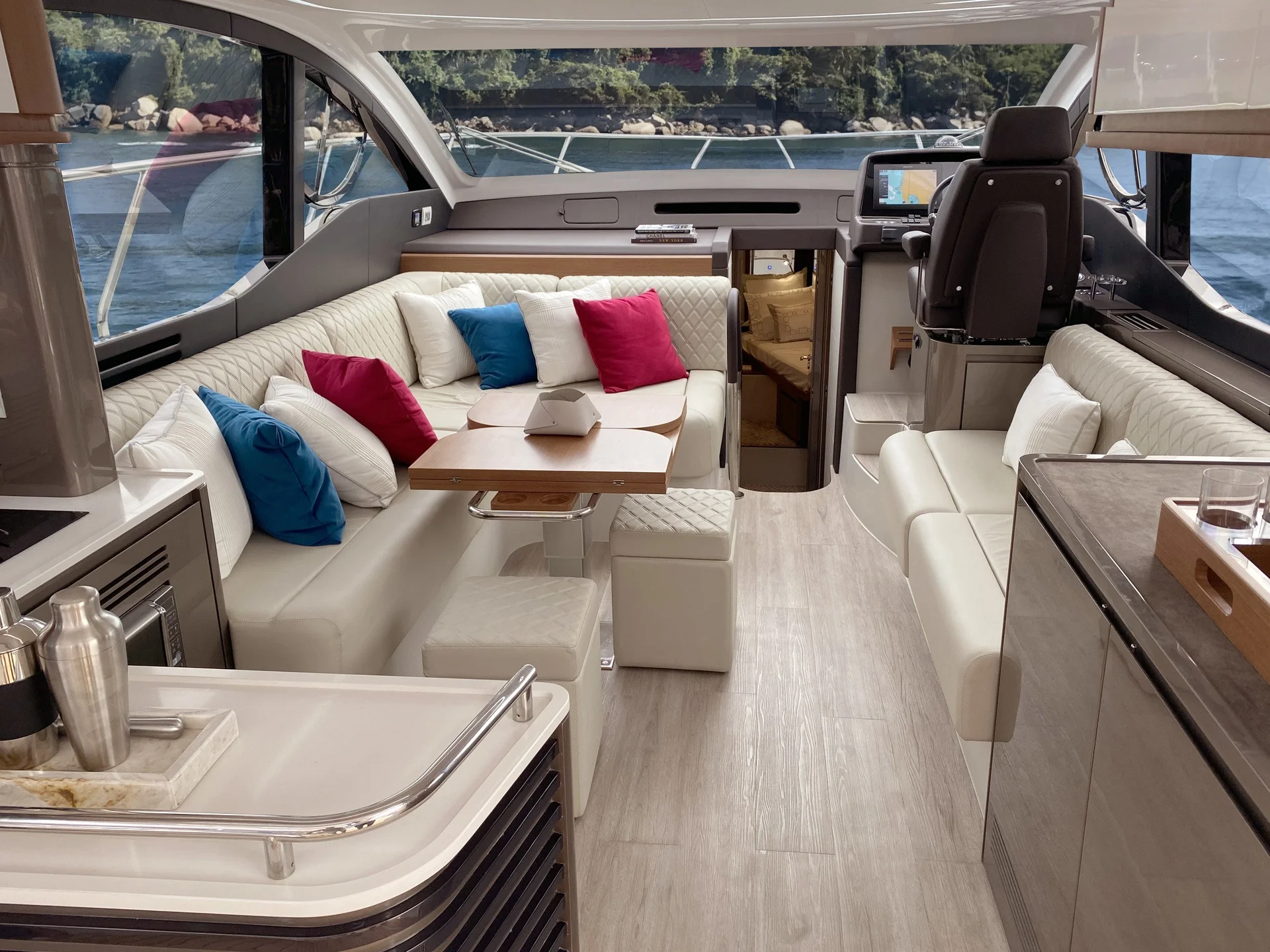Saloon of the Schaefer 450 with lounge, table and galley