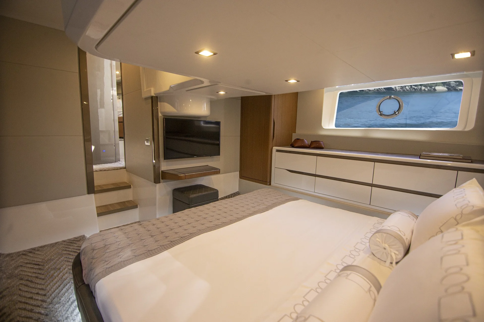 Master cabin of the Schaefer 450