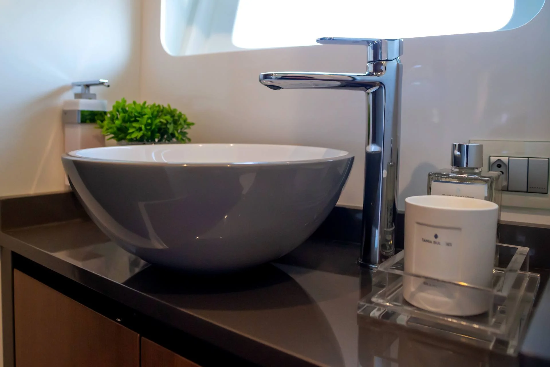 Bathroom of the Schaefer 450 with vessel basin