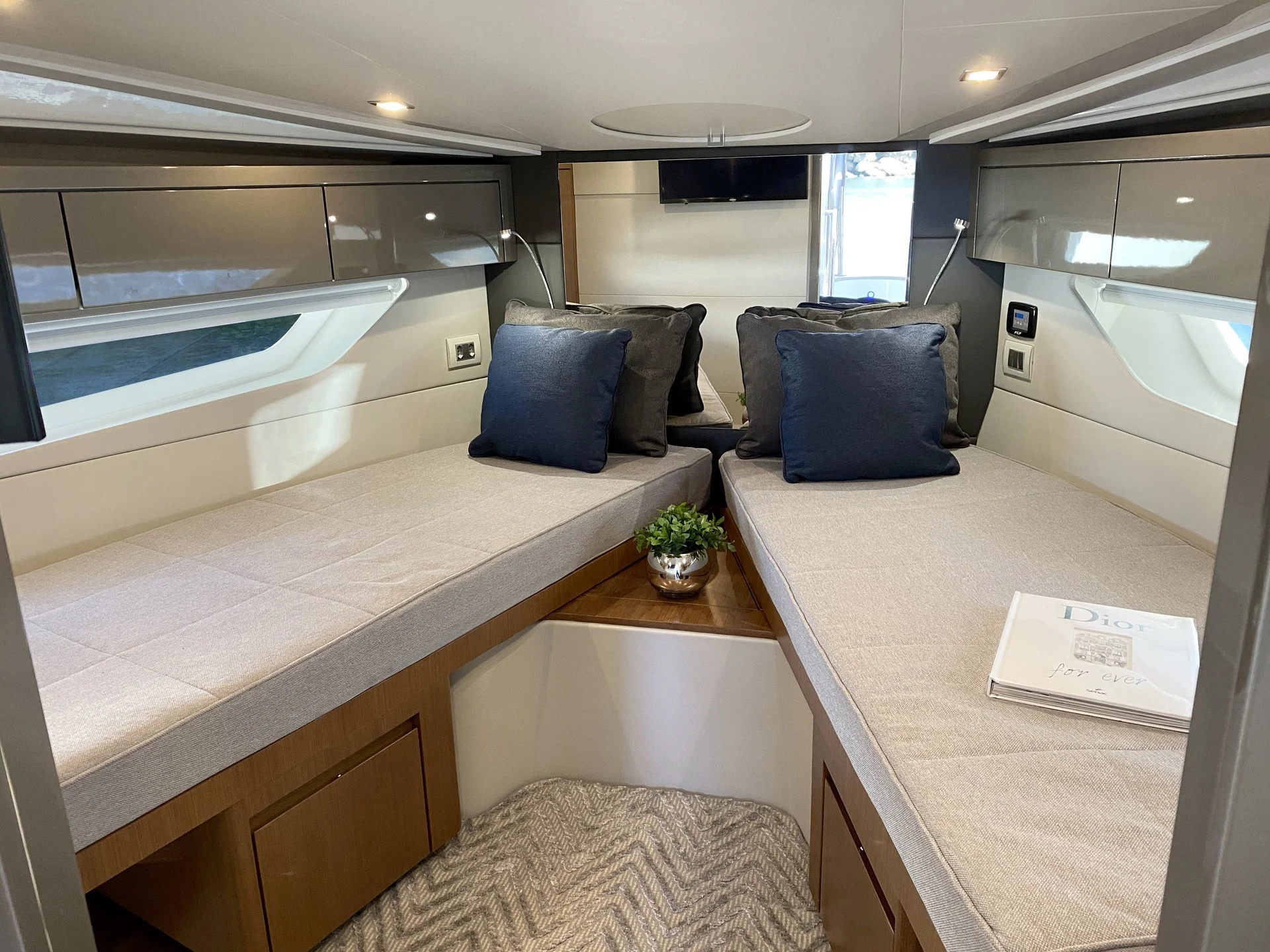VIP cabin of the Schaefer 450 with twin beds