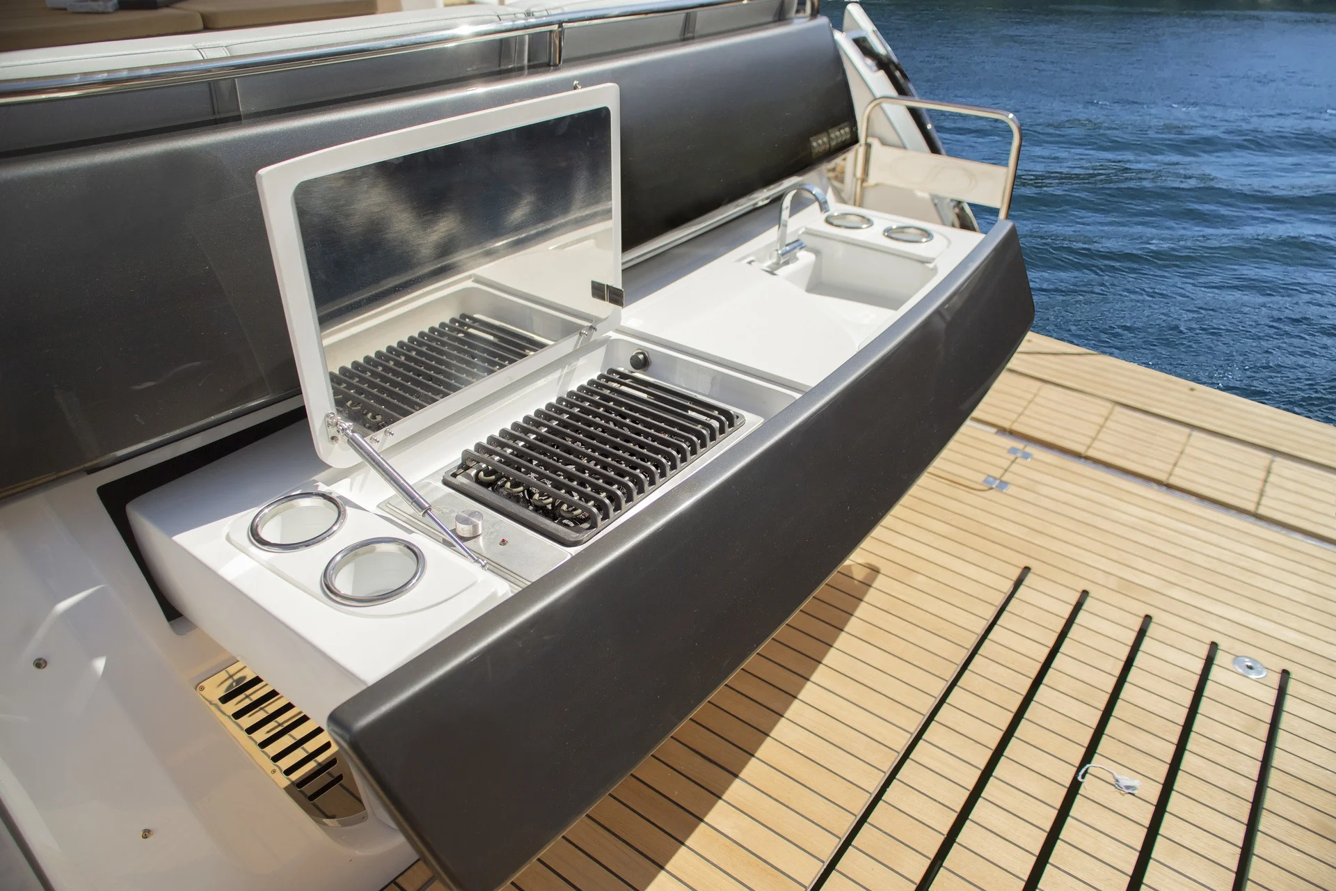 Cockpit BBQ and wet bar of the Schaefer 450