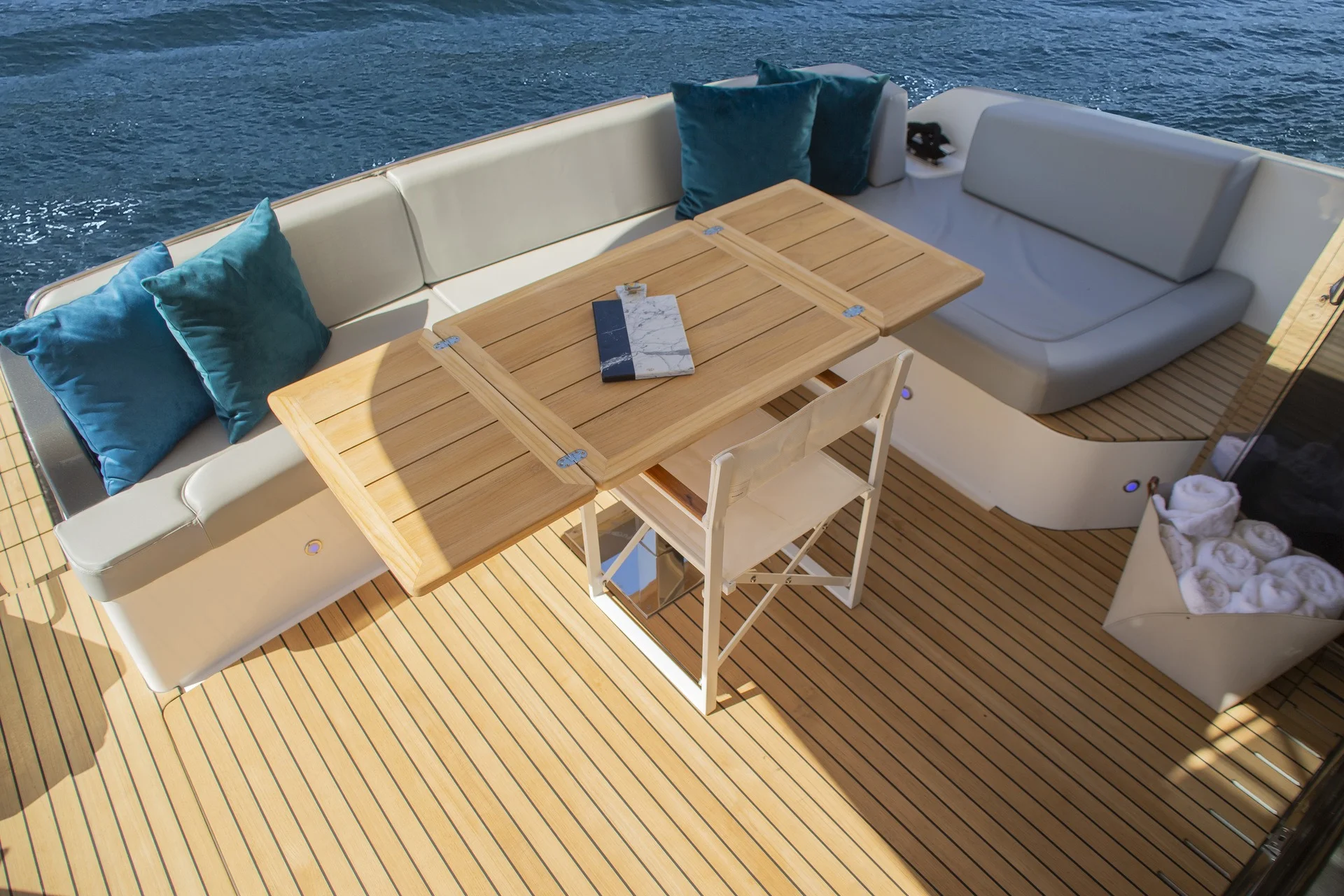 Cockpit table and lounge of the Schaefer 450