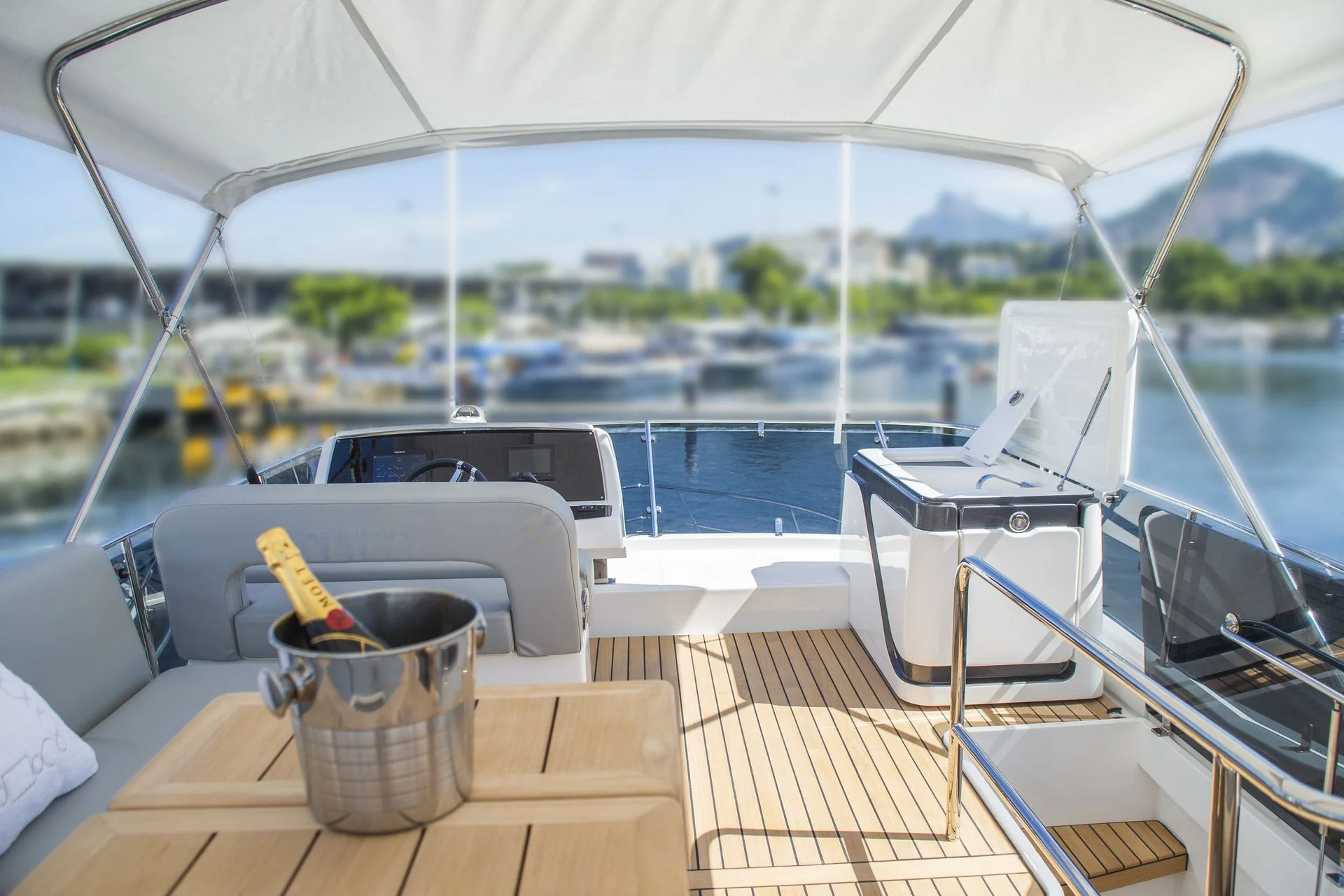 Flybridge helm and wet bar of the Schaefer 450
