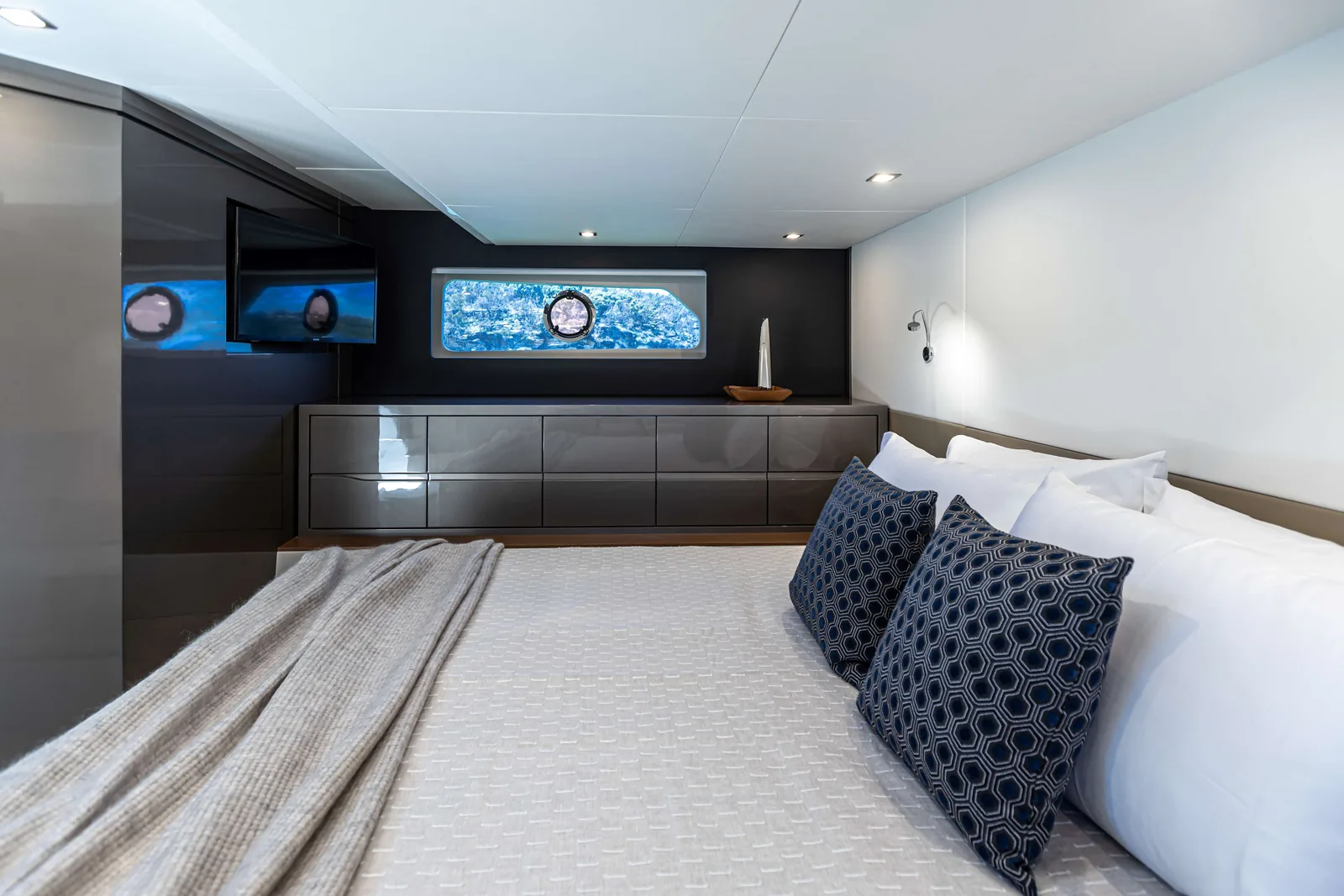 Full-beam master cabin of the Schaefer 510 GTS