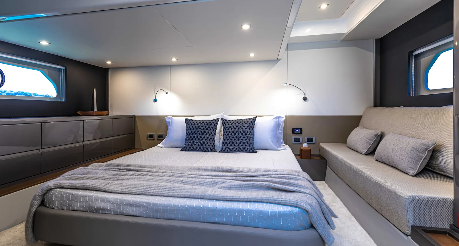Master cabin of the Schaefer 510 GTS with hull windows