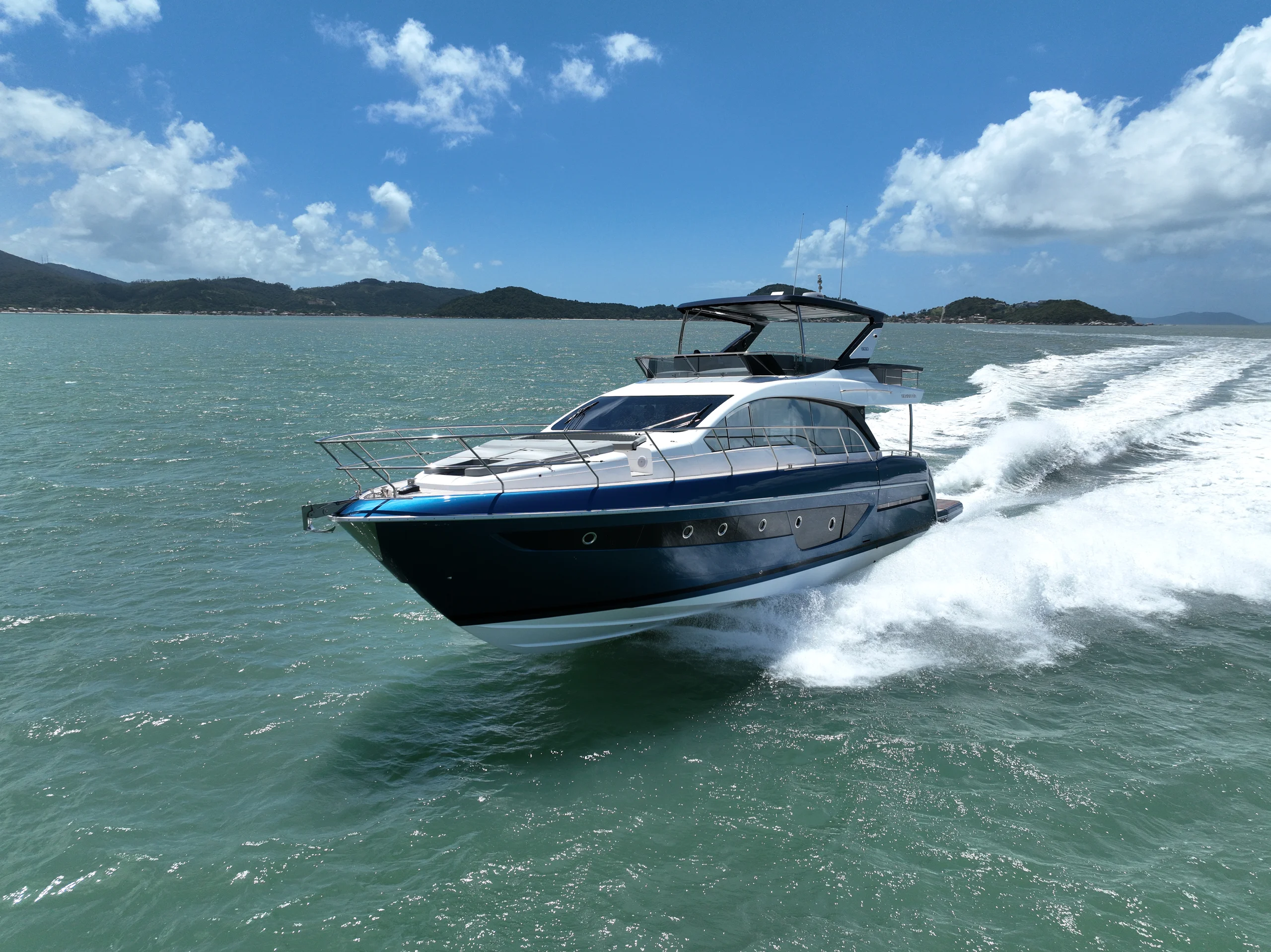 Schaefer 600 at speed, bow quarter view
