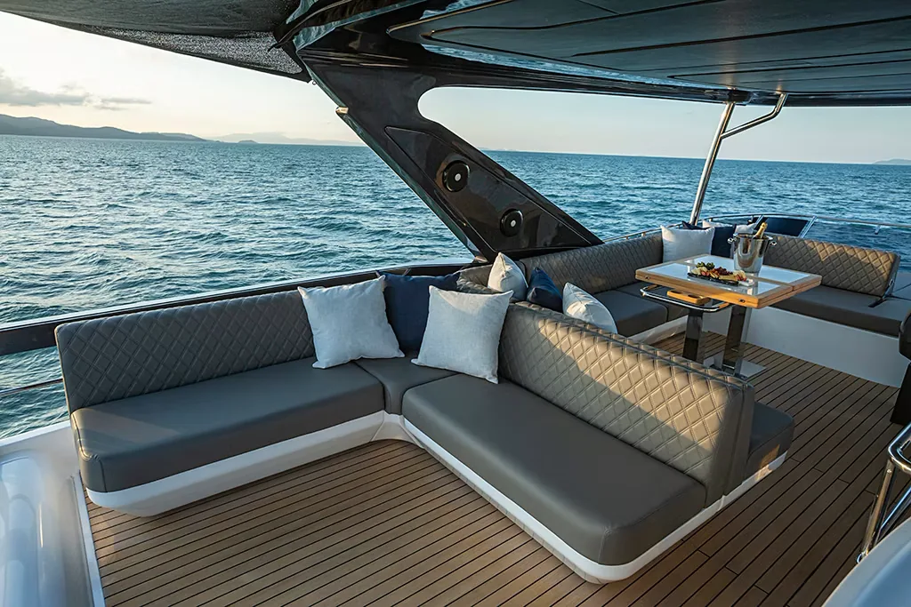 Flybridge dining area of the Schaefer 600