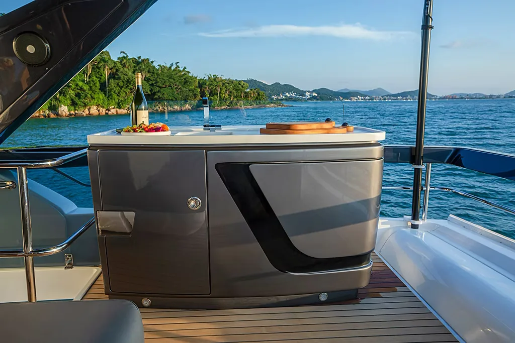 Flybridge wet bar and barbecue of the Schaefer 600