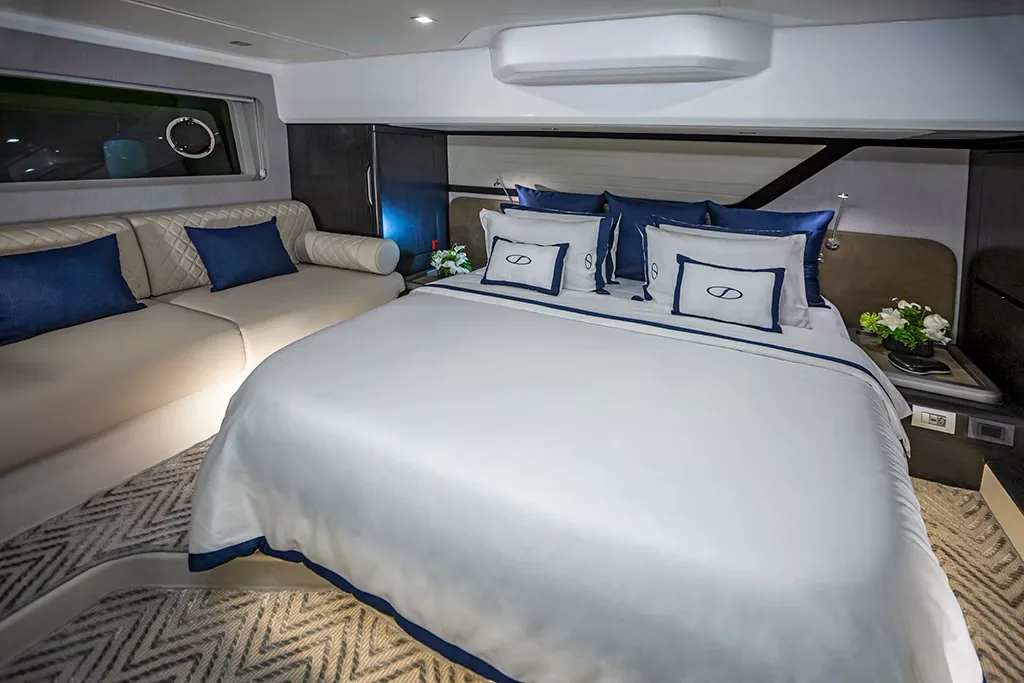 Full-beam master cabin of the Schaefer 600