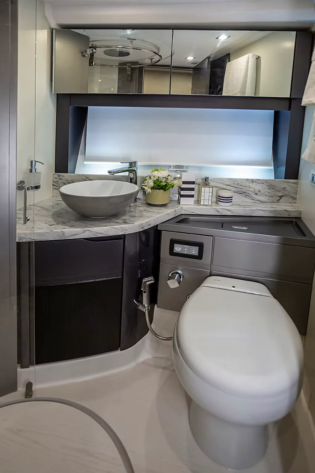 Guest bathroom of the Schaefer 600