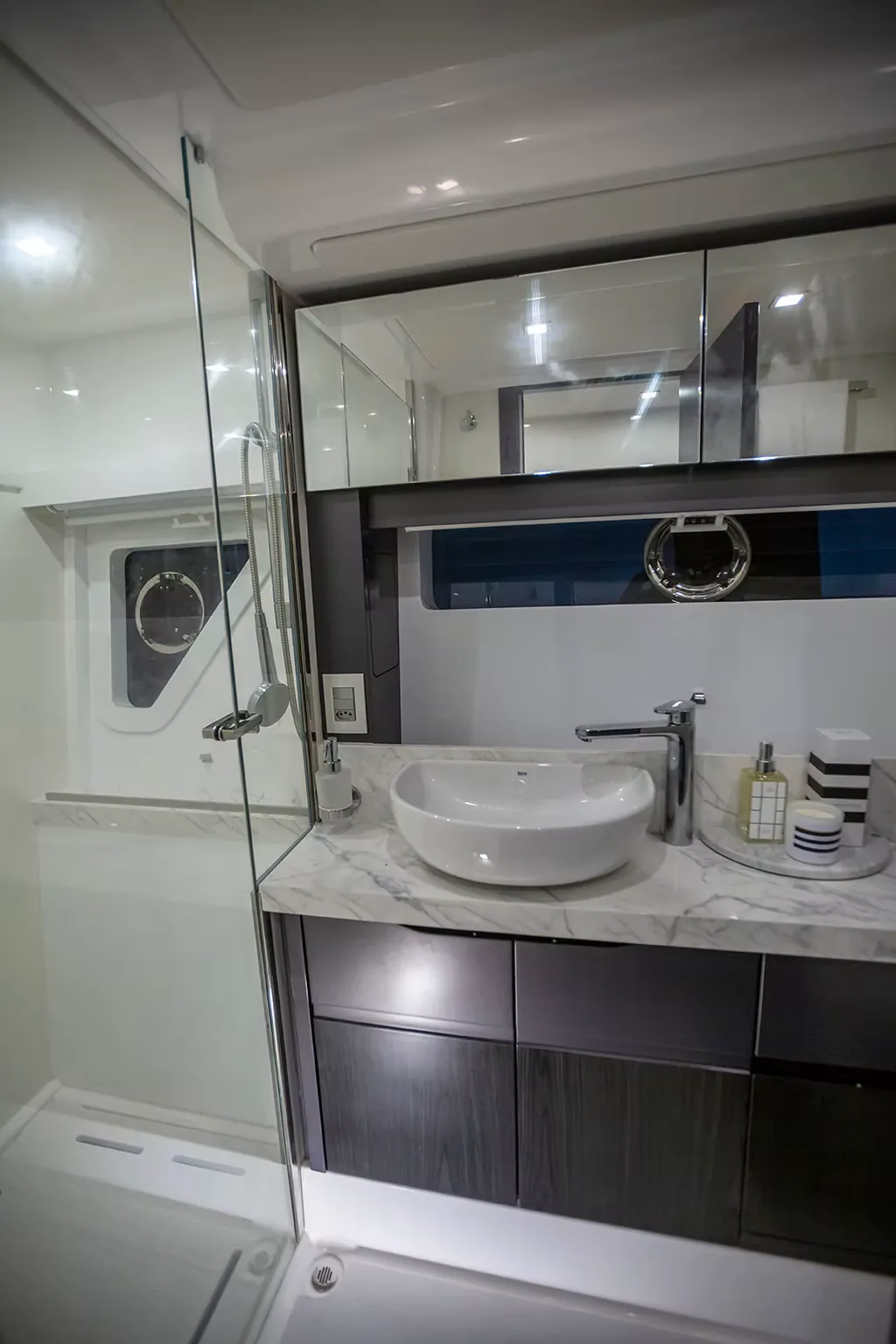 Shower room on the Schaefer 600