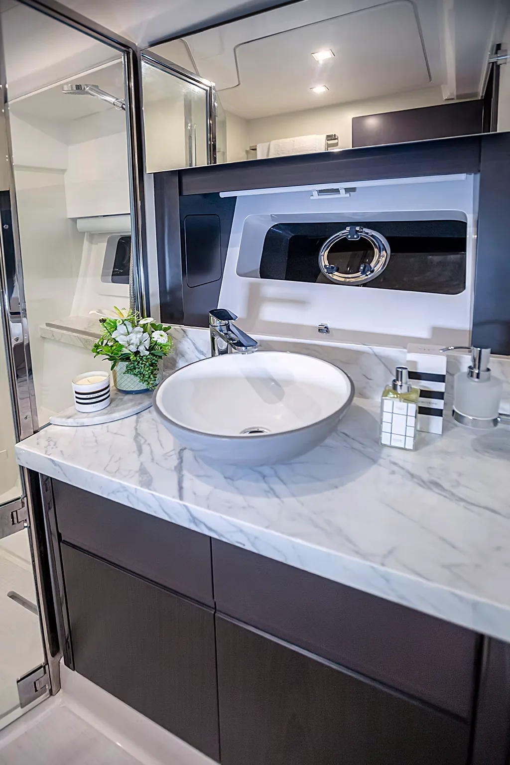 Bathroom vanity on the Schaefer 600