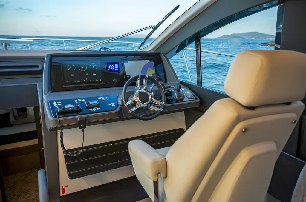 Helm of the Schaefer 600 with multi-touch displays