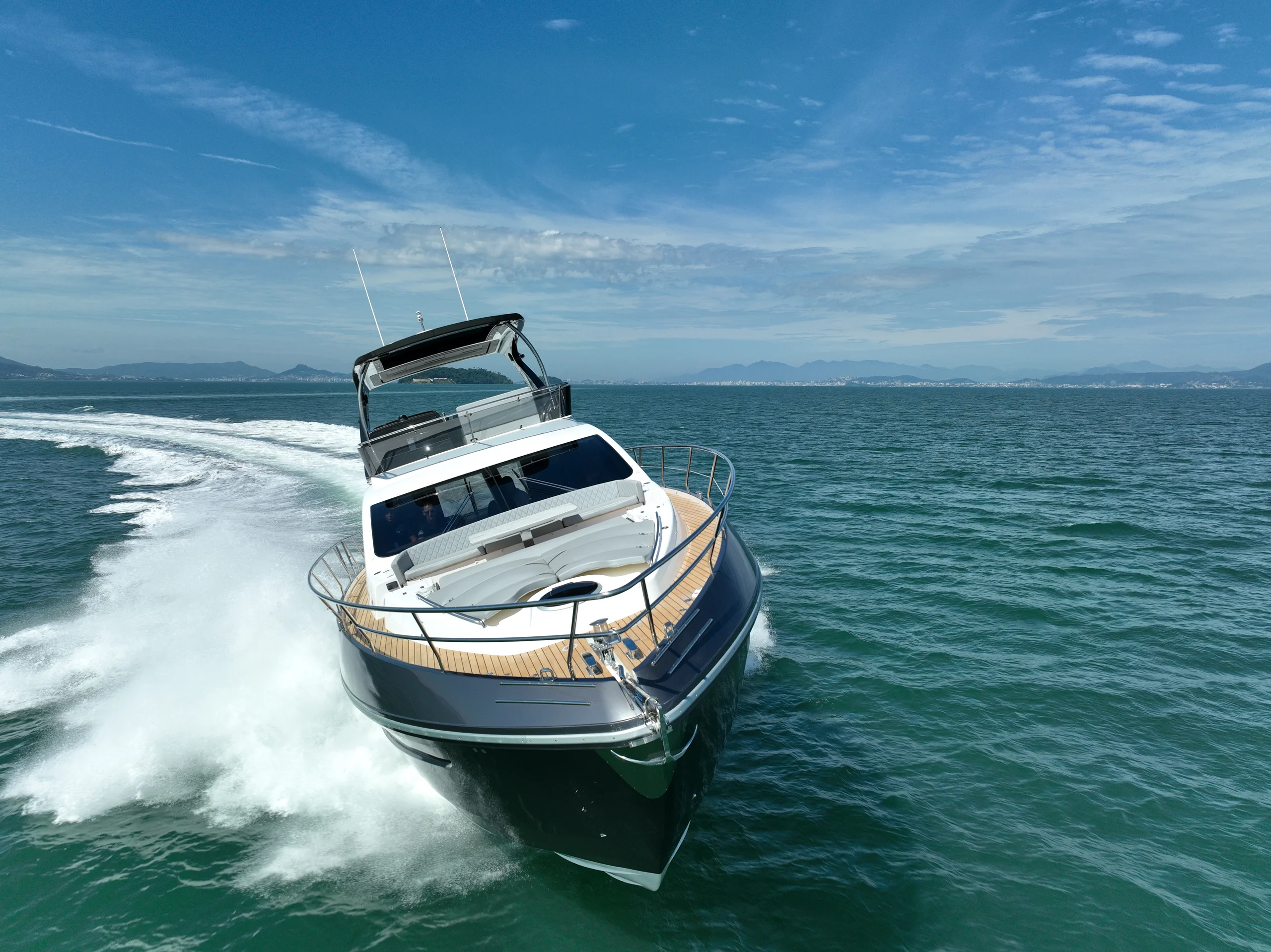 Schaefer 660 running at speed, bow-on