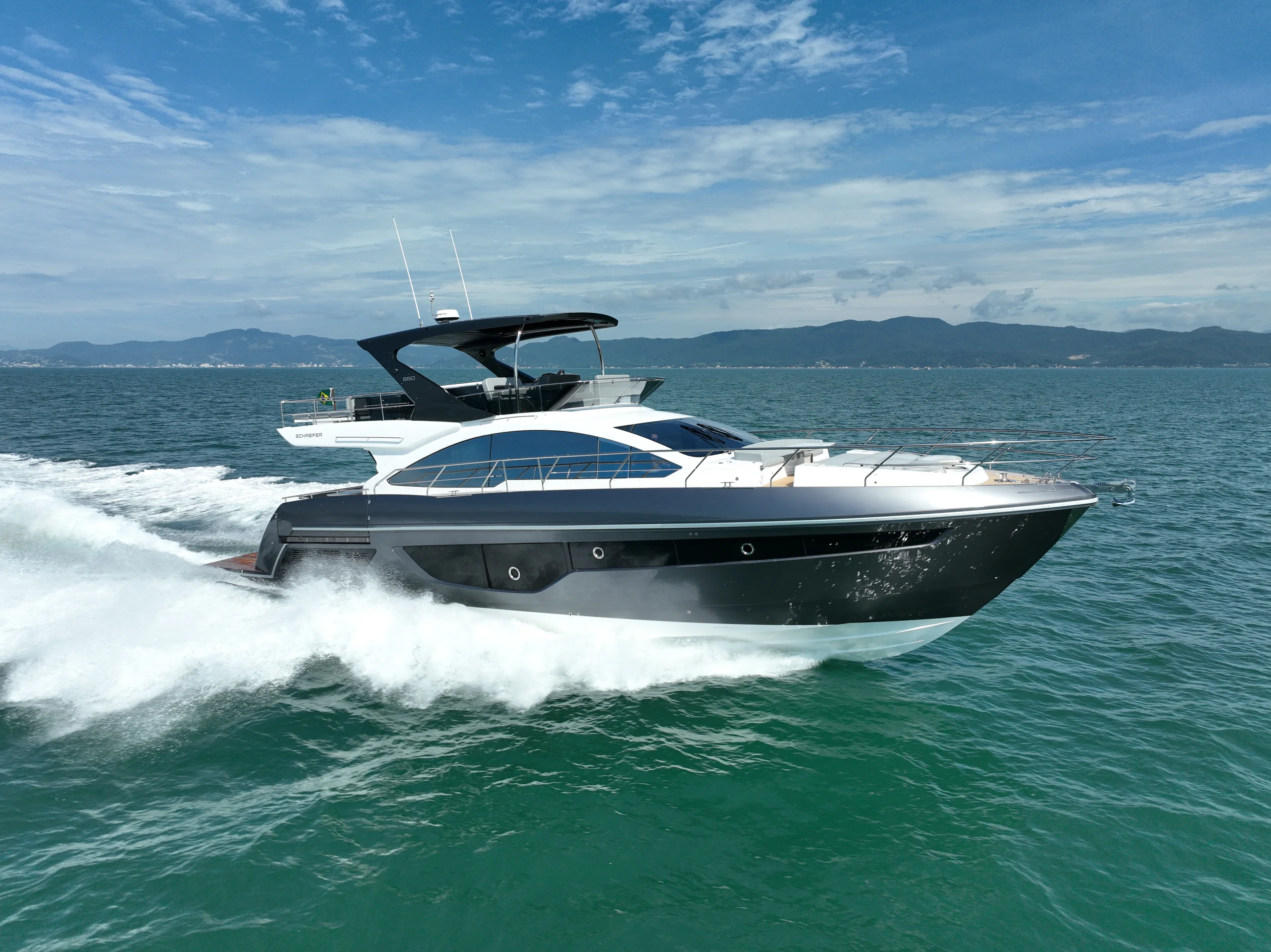 Schaefer 660 at speed, bow quarter view