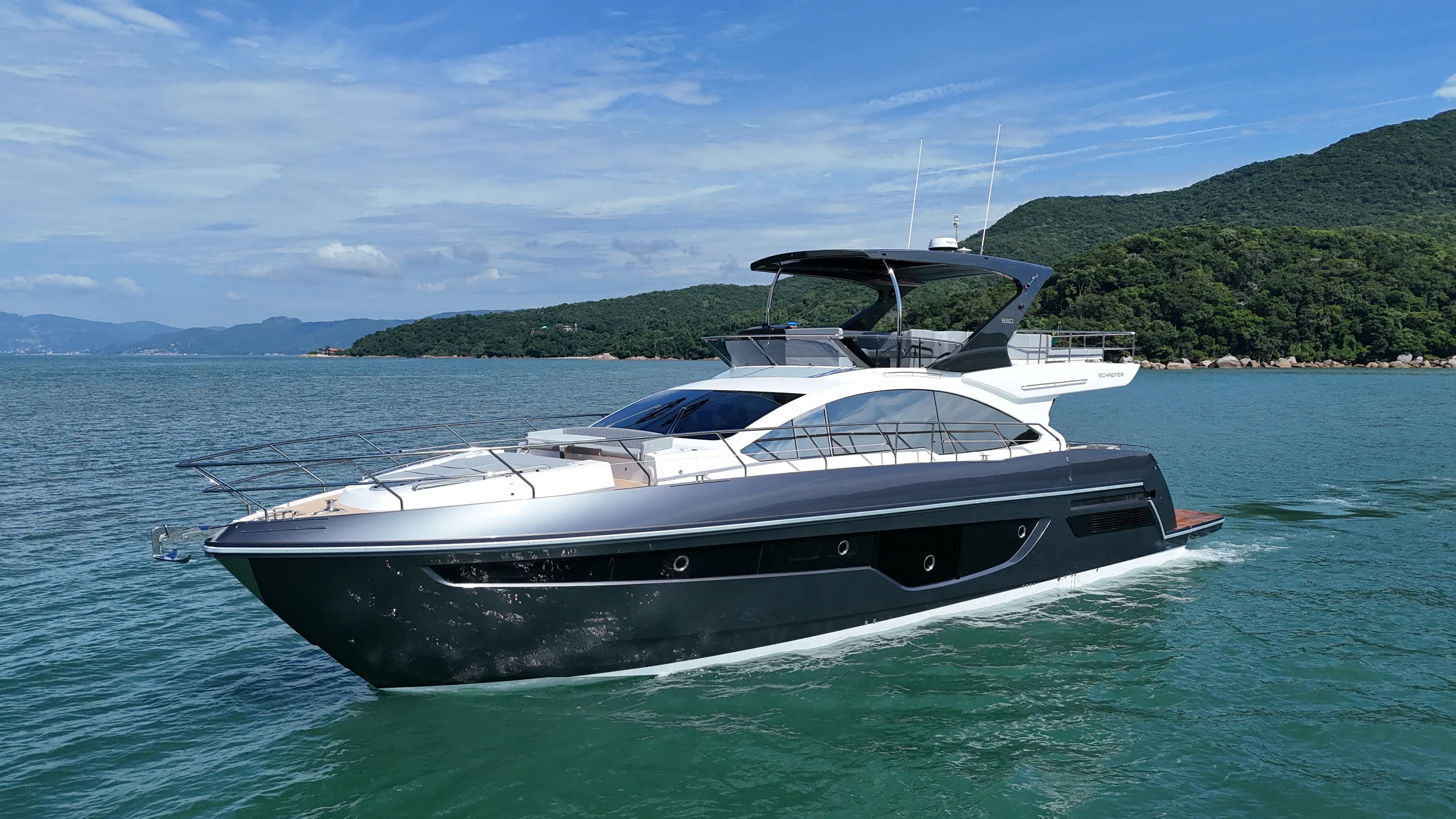 Schaefer 660 at speed, stern quarter view