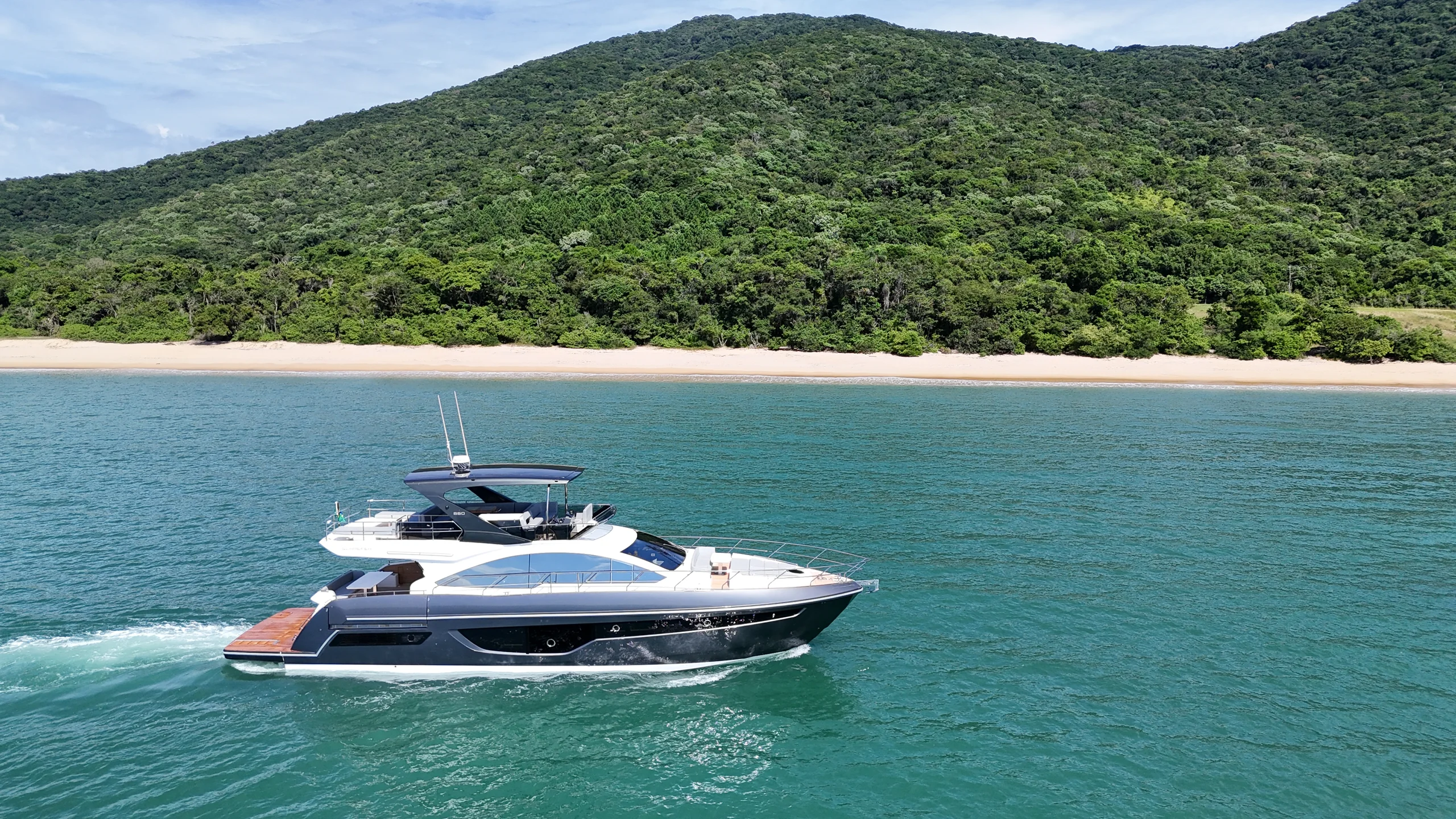 Schaefer 660 running along a beach