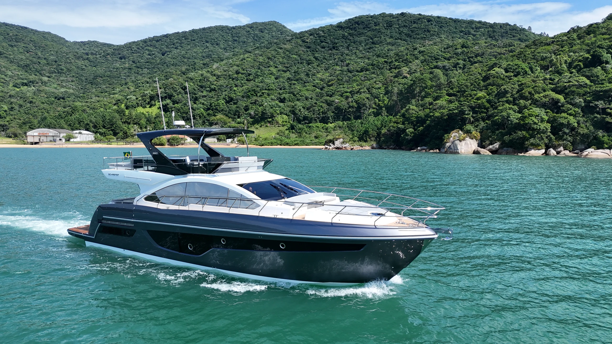 Schaefer 660 at speed with a long wake