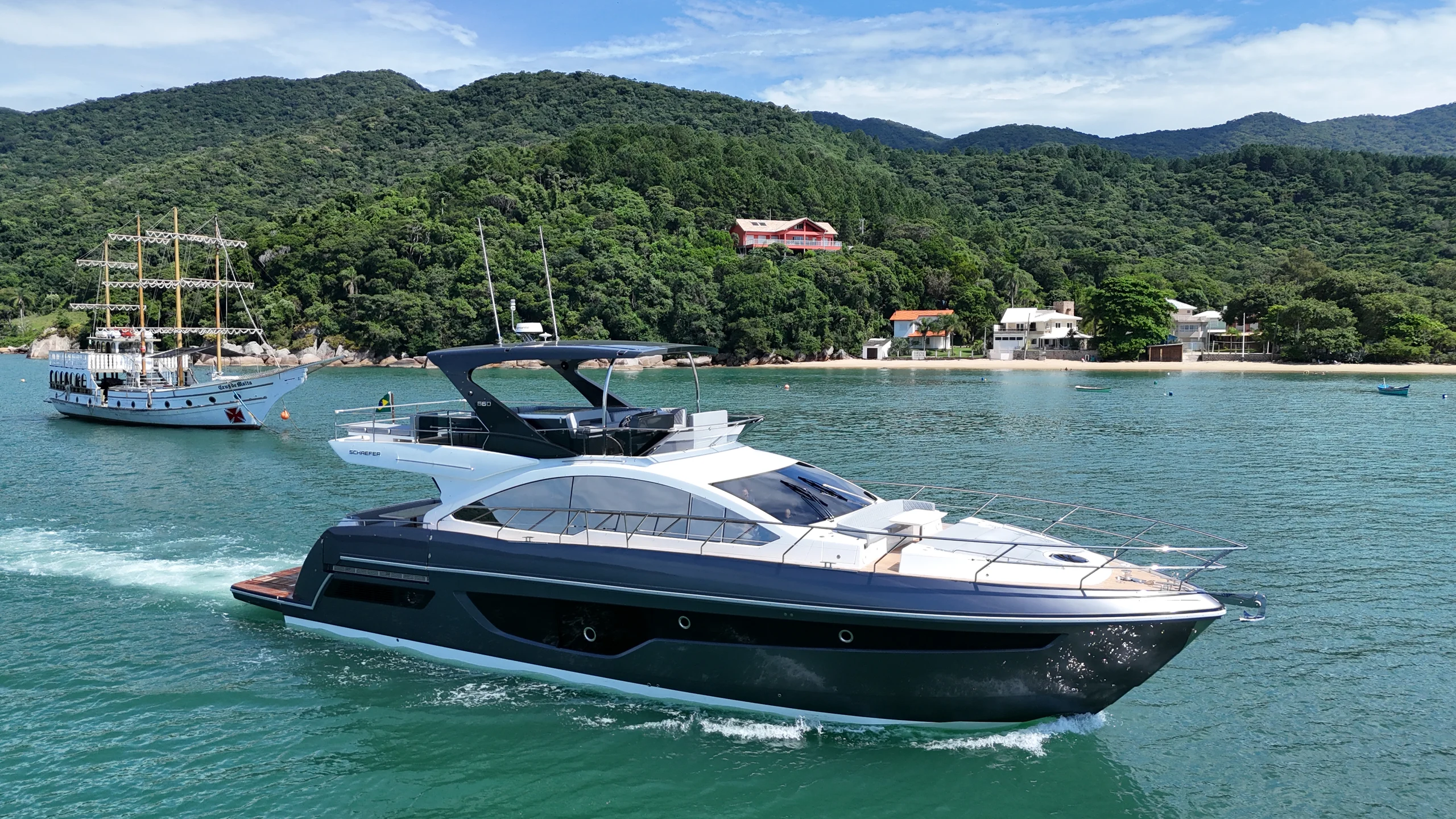 Schaefer 660 running close to shore