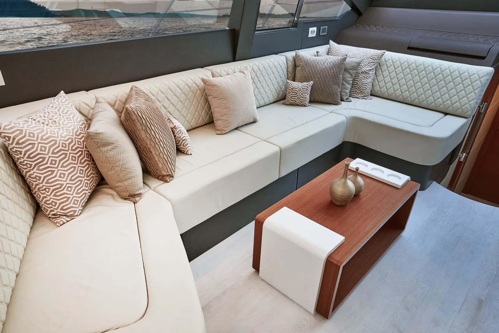 Saloon lounge of the Schaefer 660