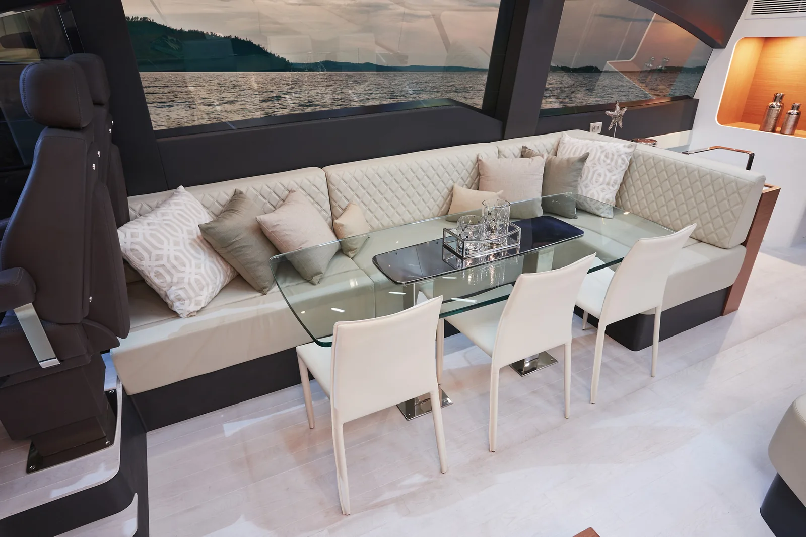 Saloon lounge and dining area of the Schaefer 660