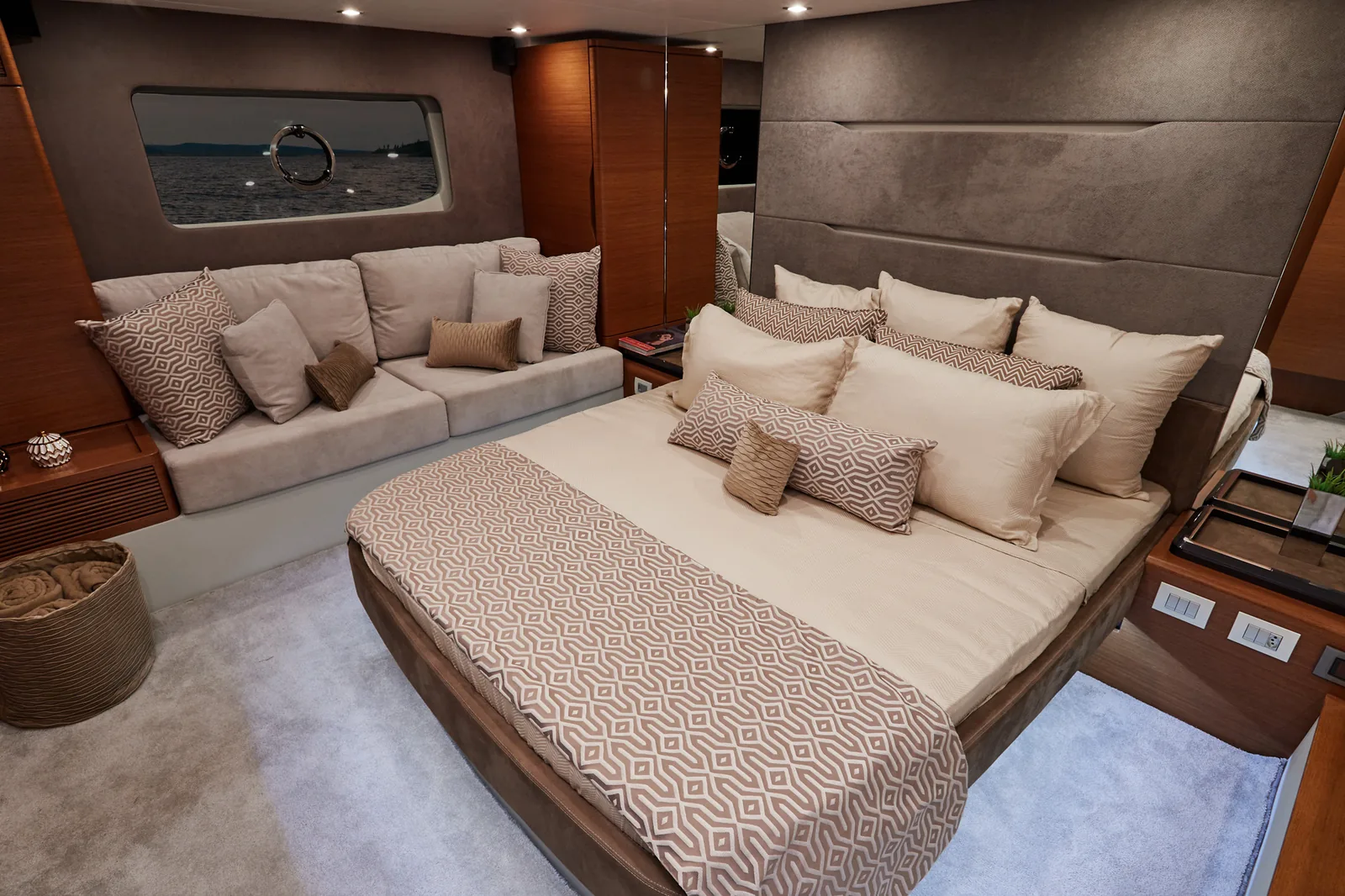 Full-beam master cabin of the Schaefer 660