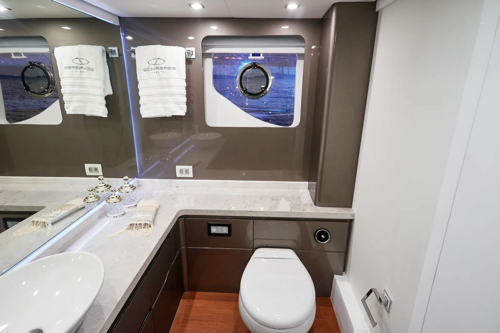 Guest bathroom of the Schaefer 660