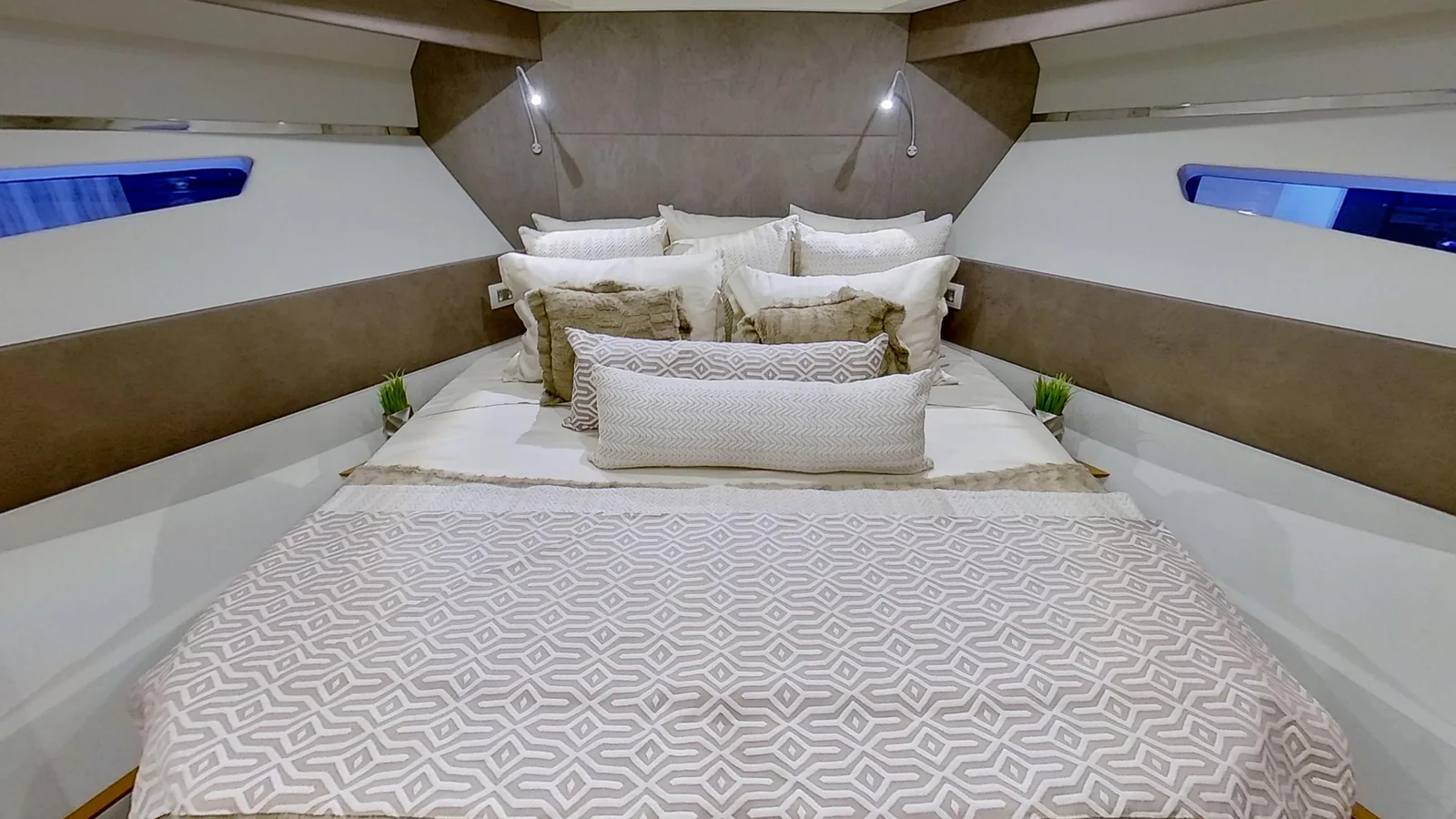 Forward VIP cabin of the Schaefer 660