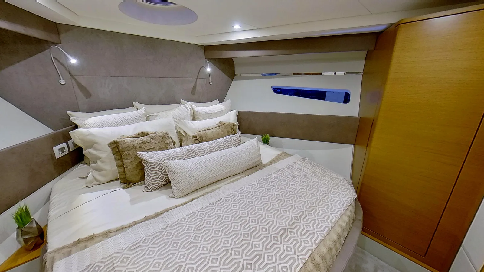 VIP cabin of the Schaefer 660 with hull windows