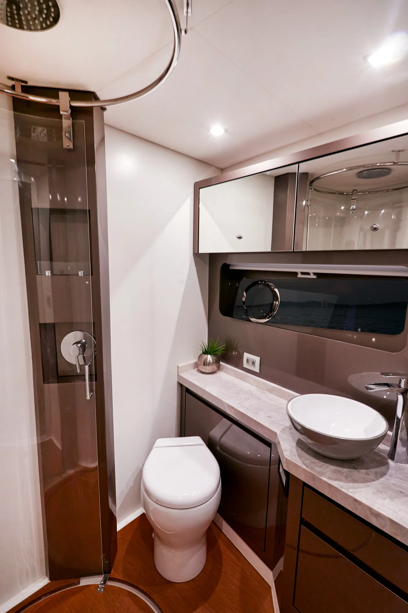 Shower room on the Schaefer 660