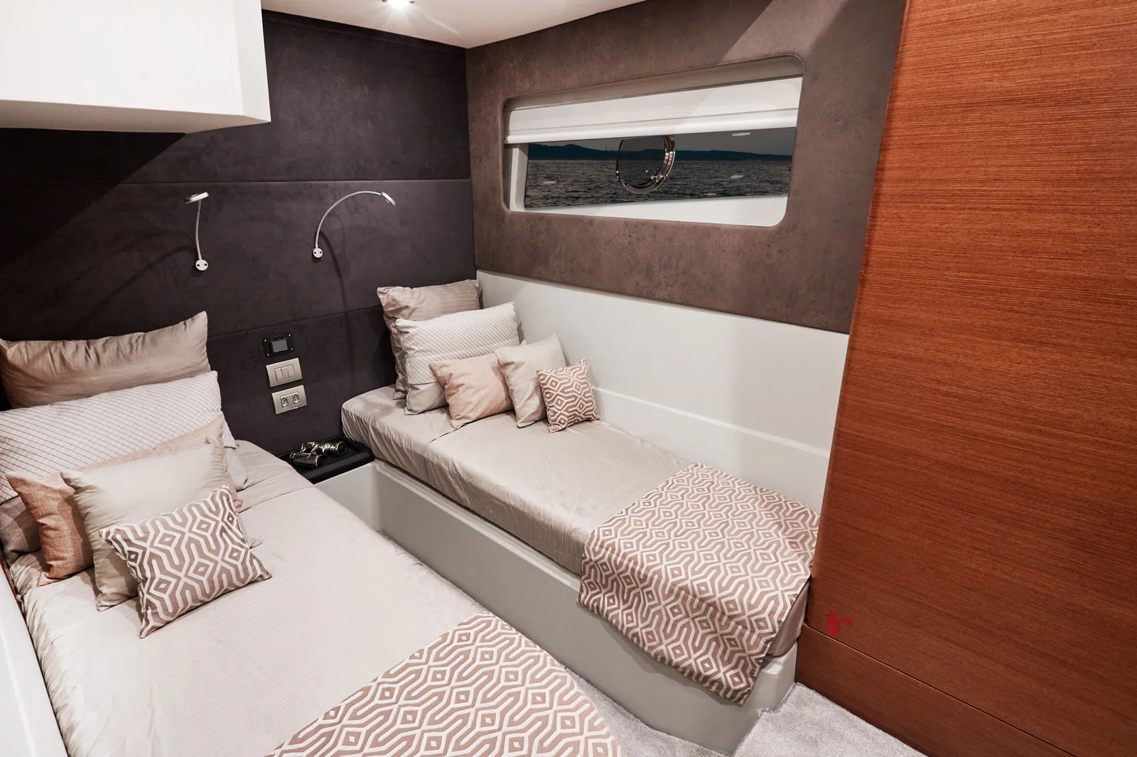 Twin guest cabin of the Schaefer 660