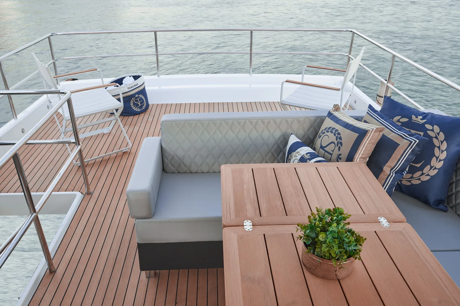 Flybridge lounge and table of the Schaefer 660