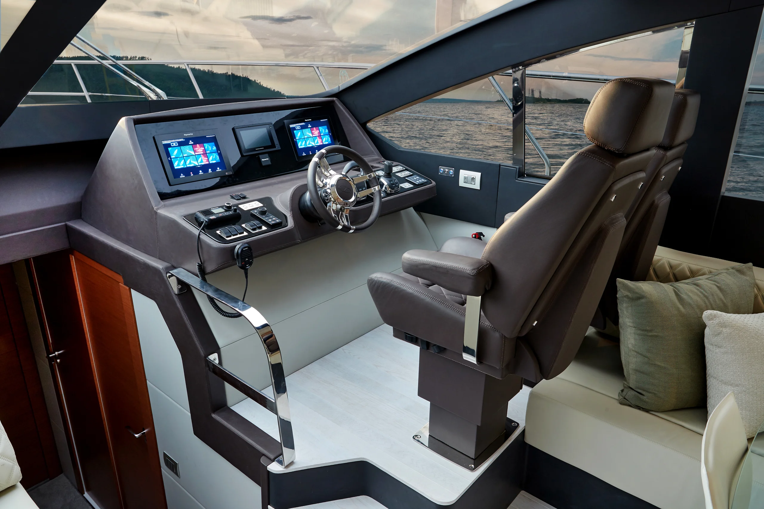 Helm of the Schaefer 660 with multi-touch displays