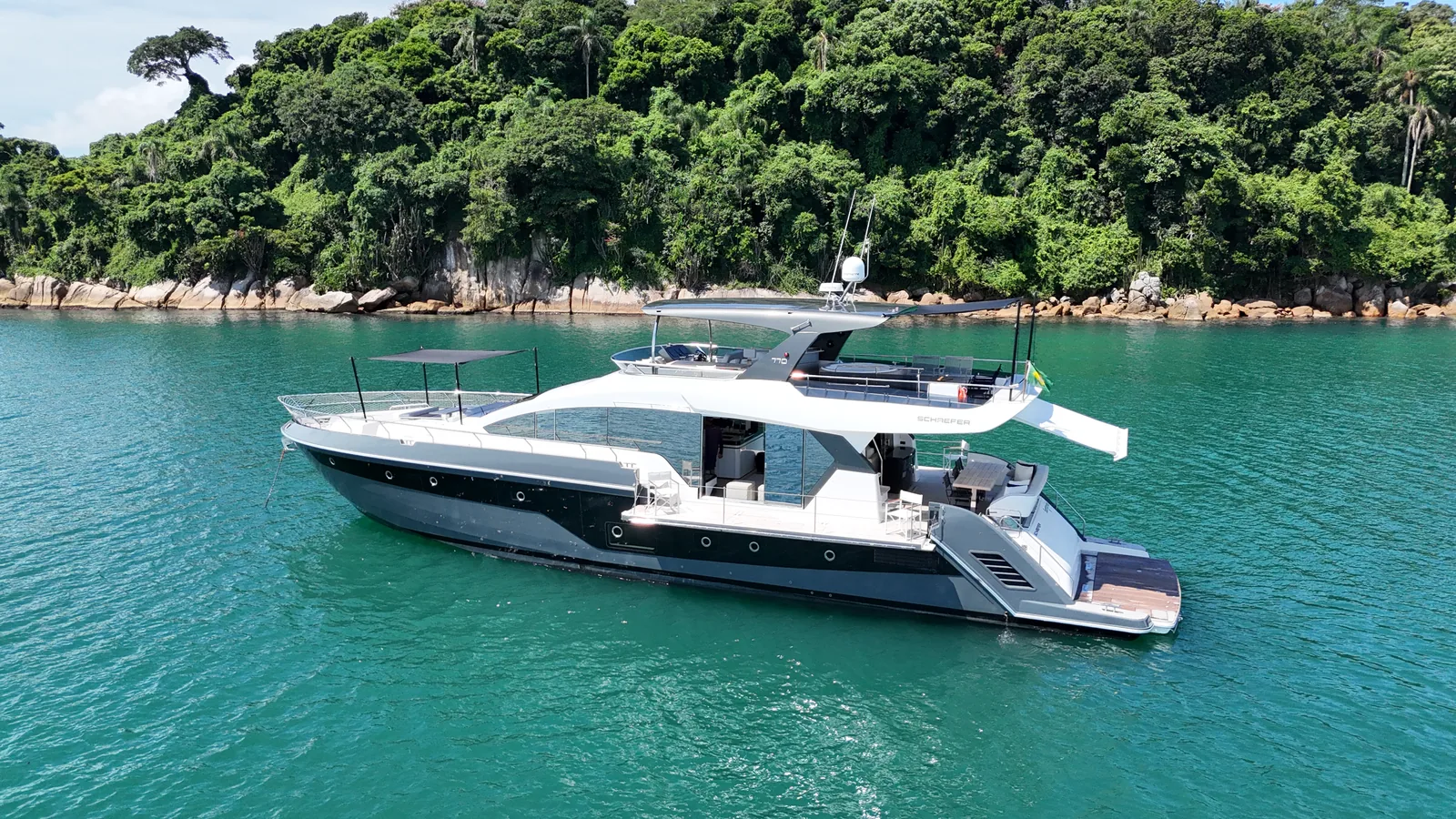 Schaefer 770 at speed with the flybridge hardtop in view