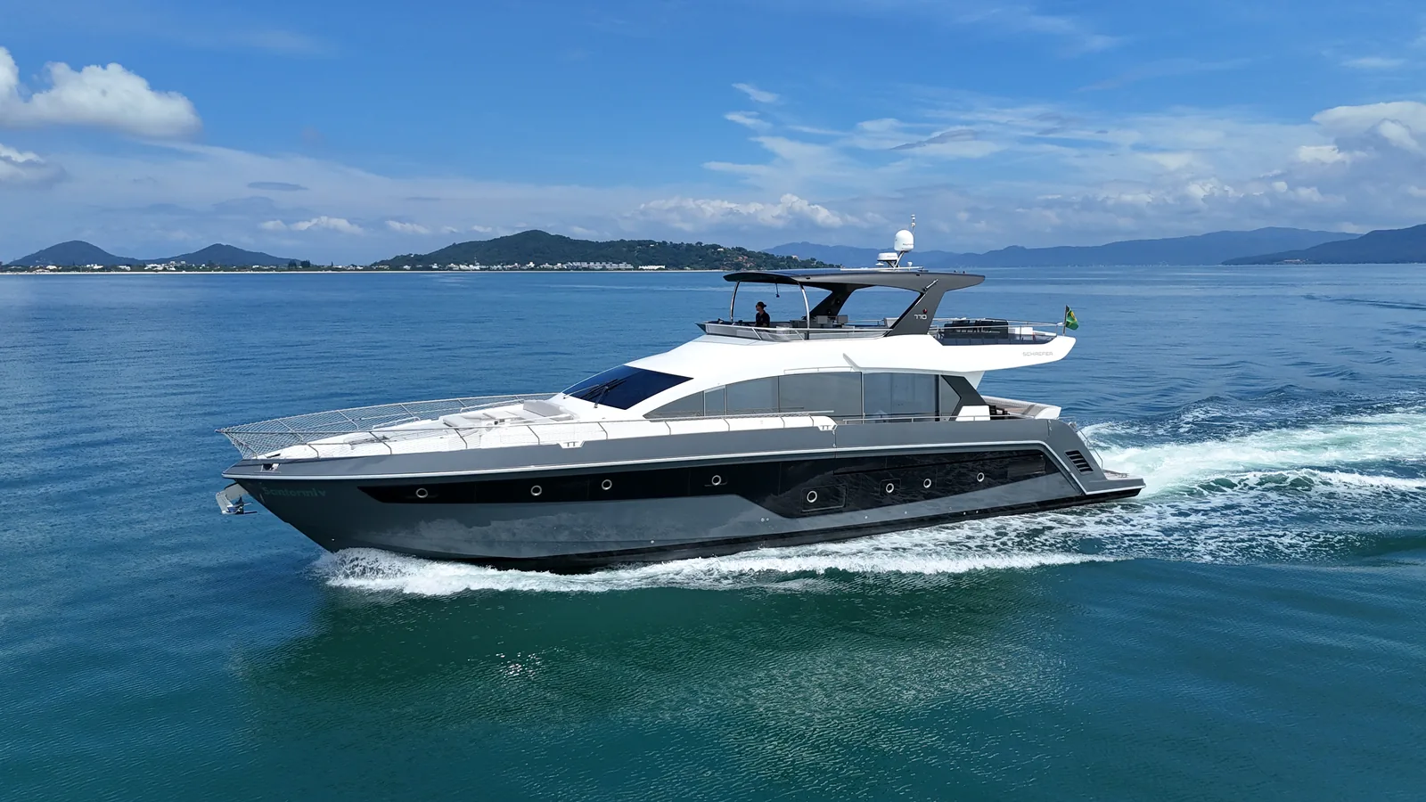 Schaefer 770 profile at speed on open water