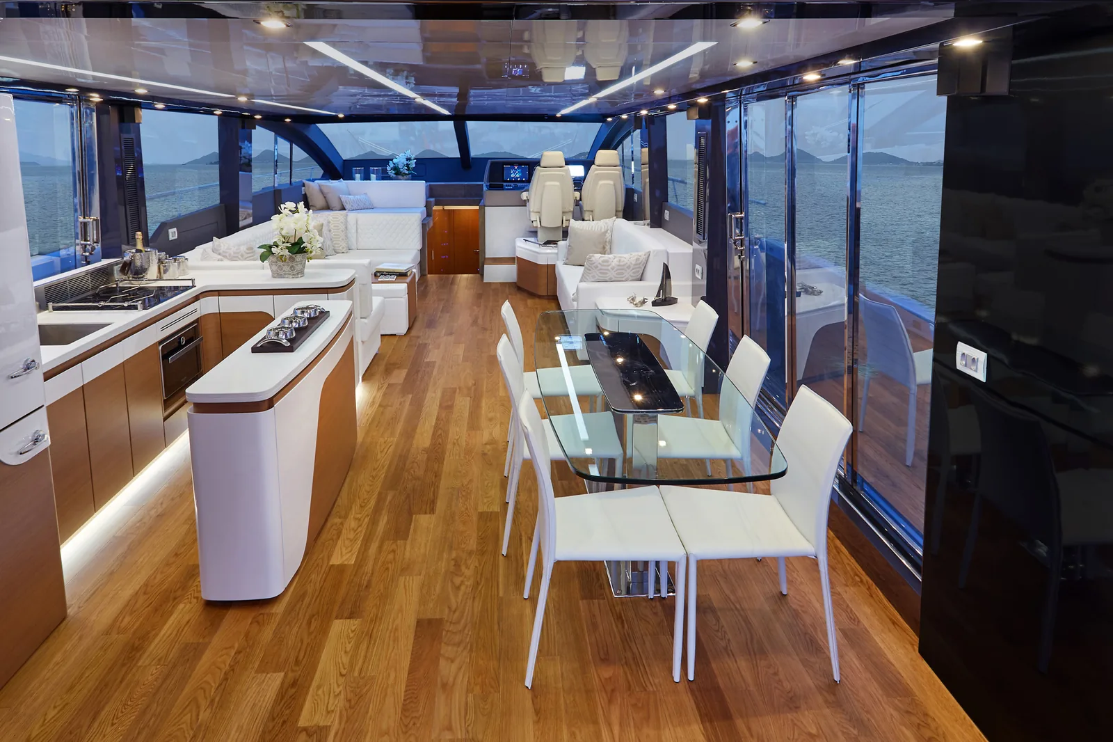 Single-level saloon and dining area of the Schaefer 770