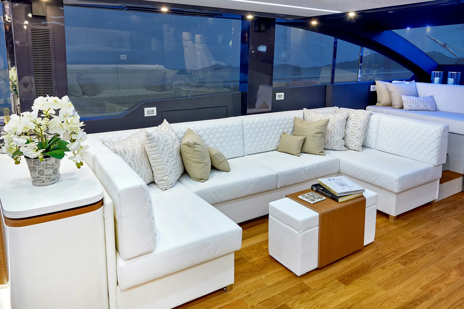 Saloon lounge of the Schaefer 770 with panoramic windows