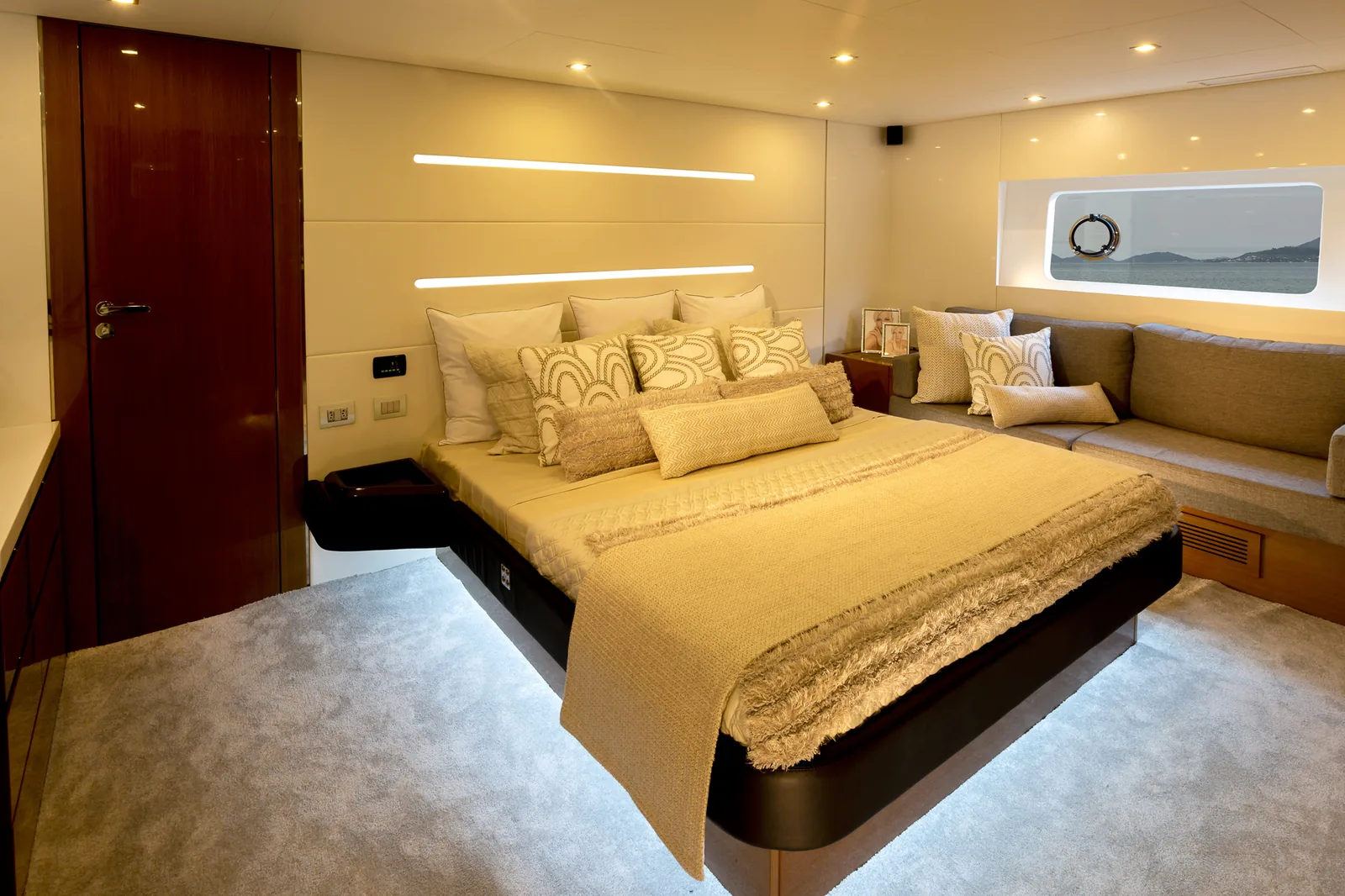 Full-beam master cabin of the Schaefer 770
