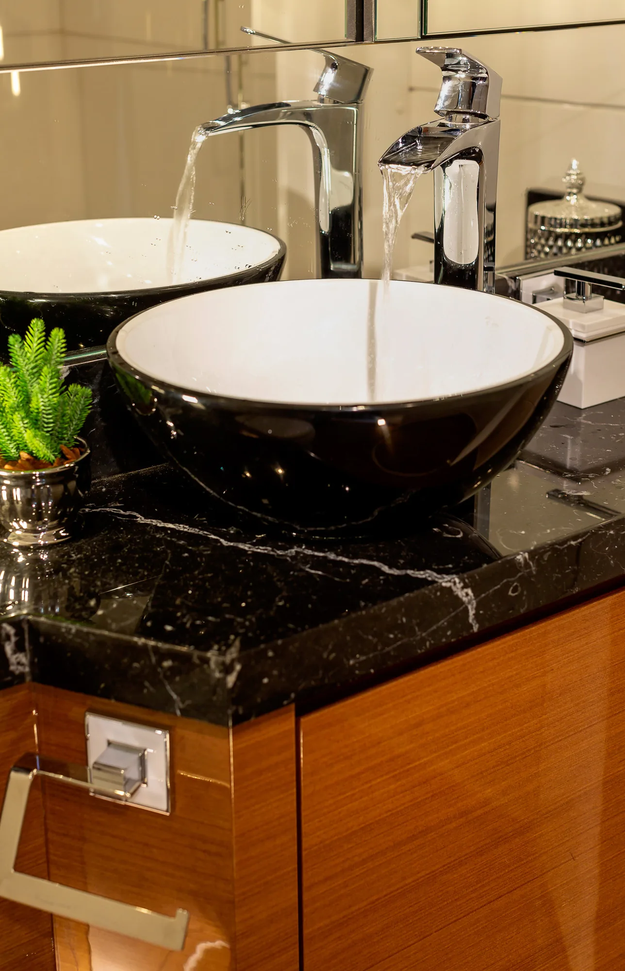 Ensuite basin detail on the Schaefer 770