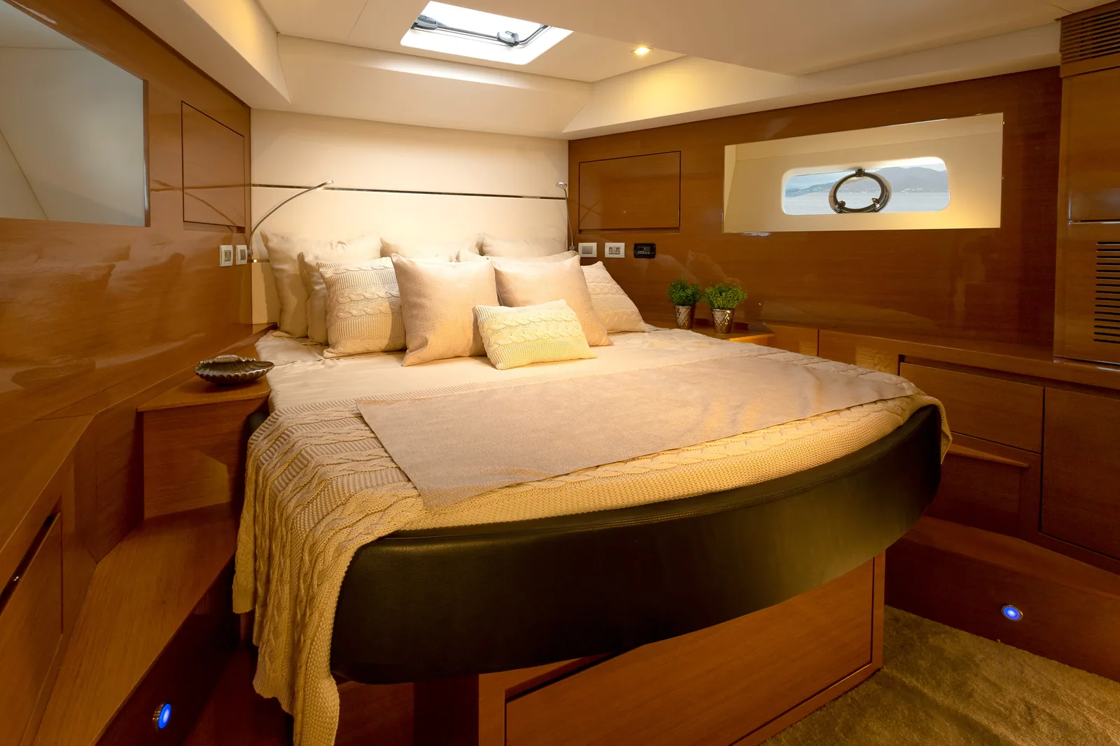 Guest cabin with double berth on the Schaefer 770