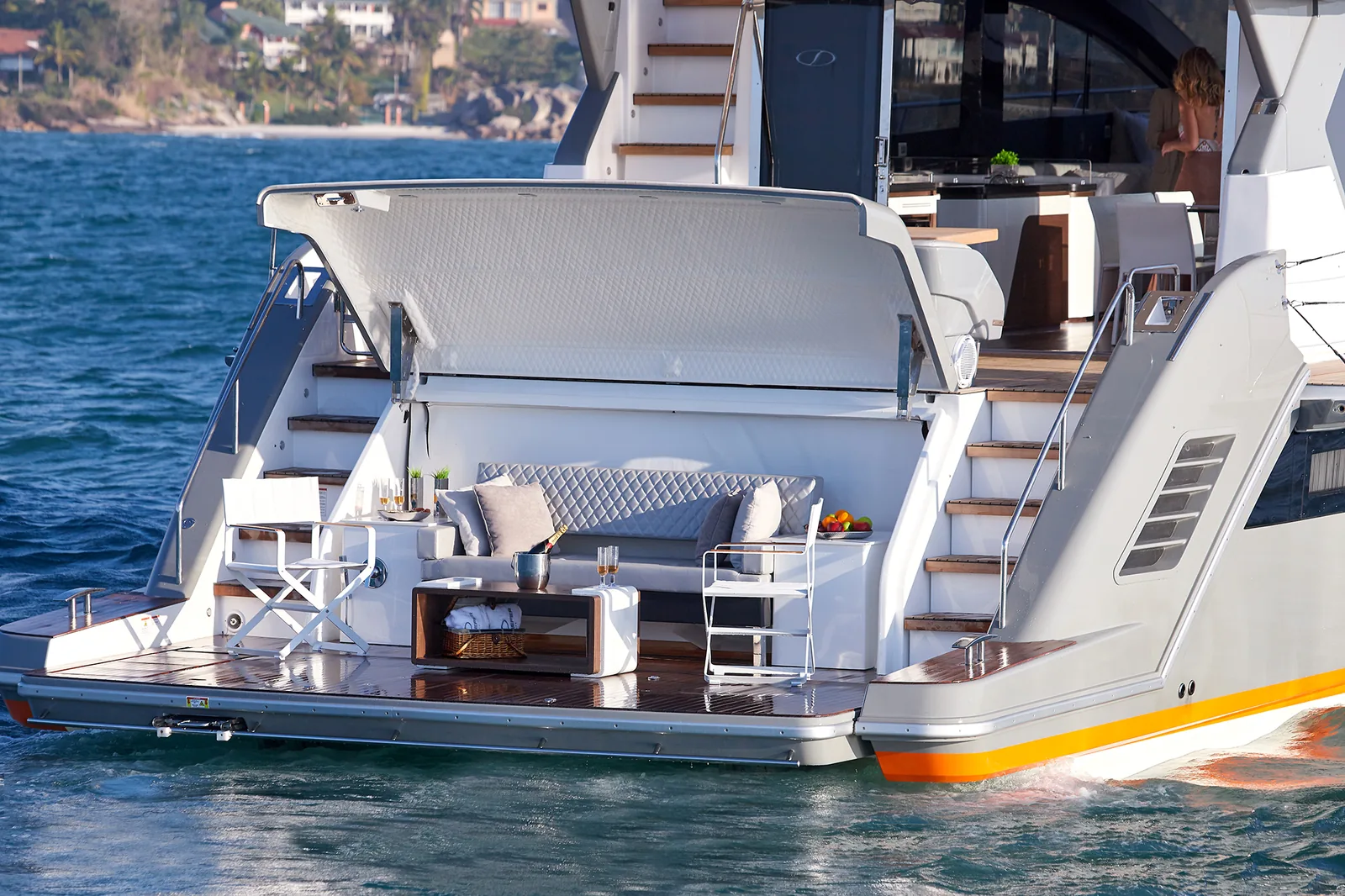 Schaefer 770 flybridge and hardtop seen from above