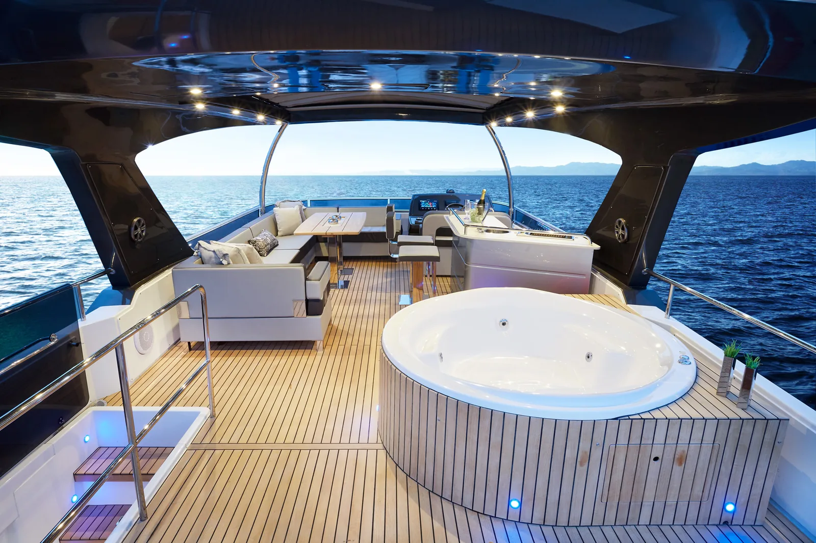 Flybridge of the Schaefer 770 with hot tub, bar and teak decking