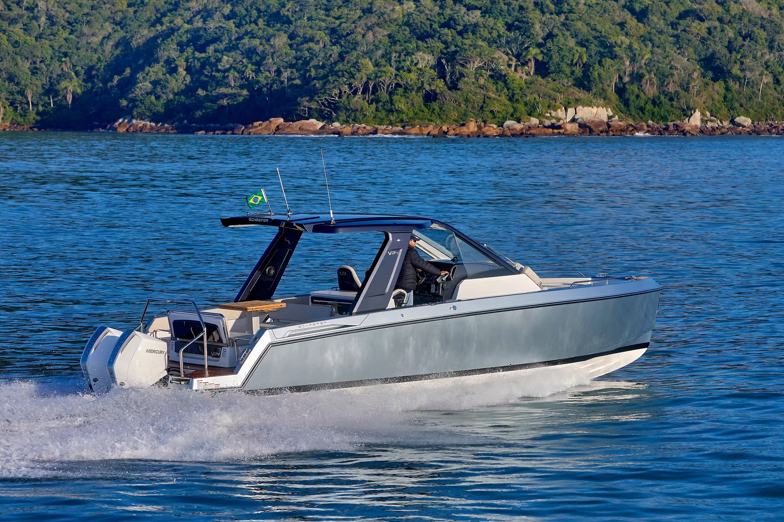 Schaefer V34 at speed, bow quarter view