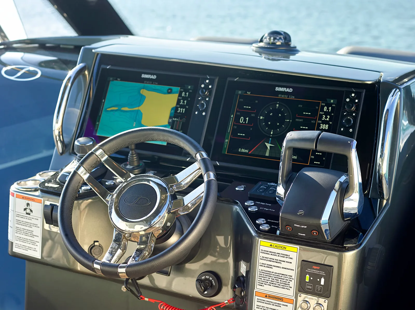 Helm of the Schaefer V34 with multifunction display and joystick