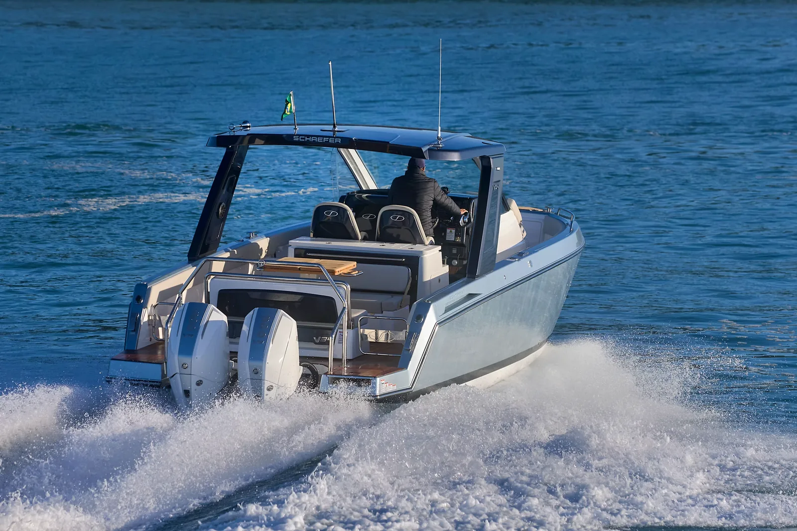 Schaefer V34 accelerating with the outboards in view