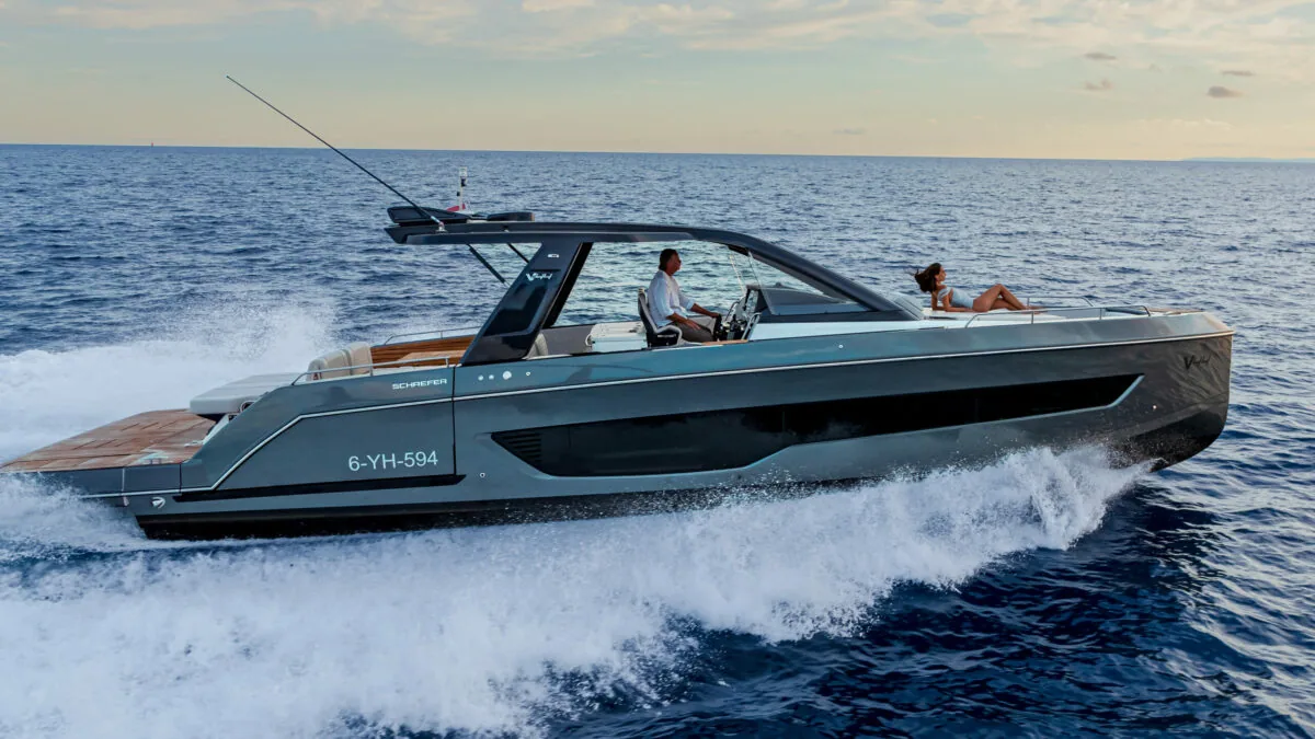 Schaefer V44 running at speed along the coast